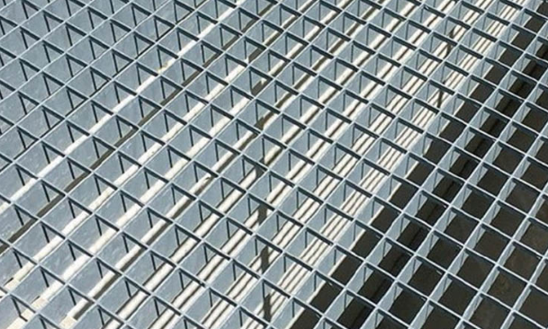 Heavy-Duty Carbon Steel Grating Solar Walkway for Safe, Long-Lasting PV Access
